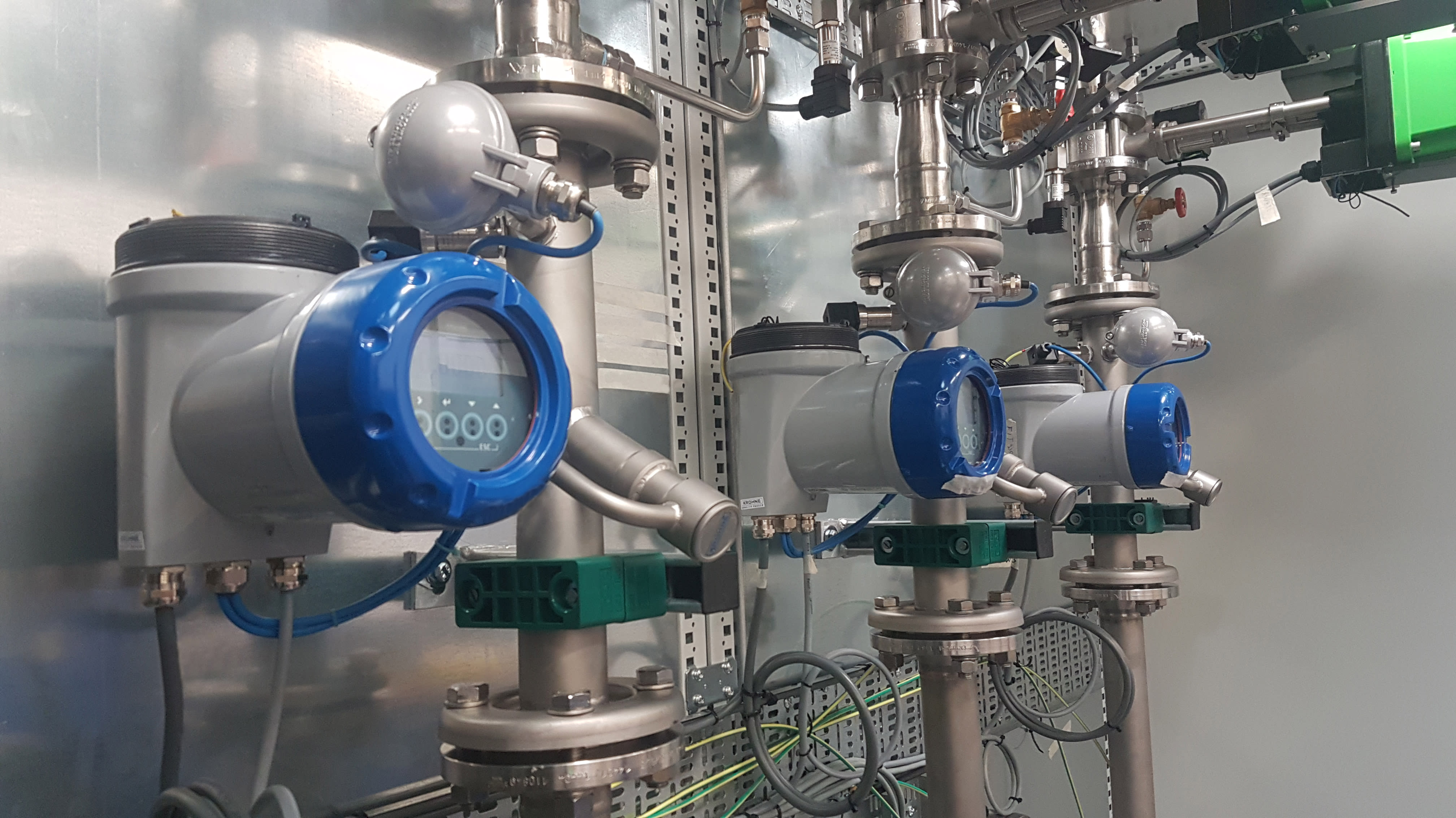 Flow measurement of natural gas and oxygen for combustion control