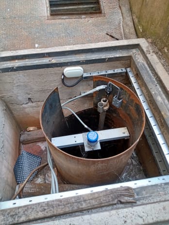 Measurement of water level in a lock chamber