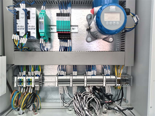 Remote converter of an OPTIFLEX 2200 level transmitter installed in a distributed I/O unit