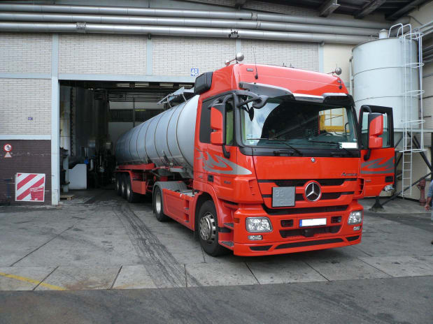 Tankwagen bei der Befüllung