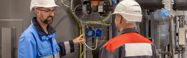 KROHNE employee advises a customer in front of pressure devices