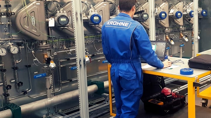 Combustion control cabinet with OPTIMASS 6400 Coriolis mass flowmeters for oxygen measurement Combustion control cabinet with
OPTIMASS 6400 Coriolis mass flowmeters
for oxygen measurement