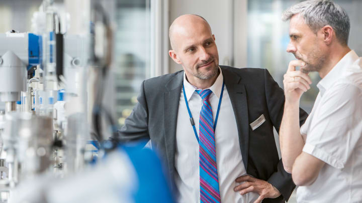 Krohne employee advises a customer at a krohne acadamy Krohne employee advises a customer at a krohne acadamy
