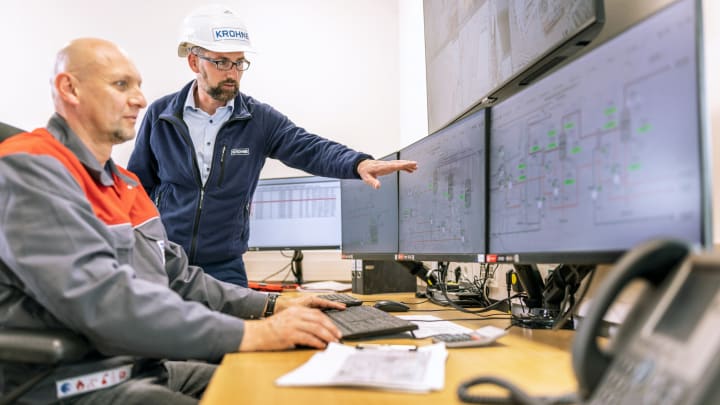 KROHNE employee advises a customer in digitalization