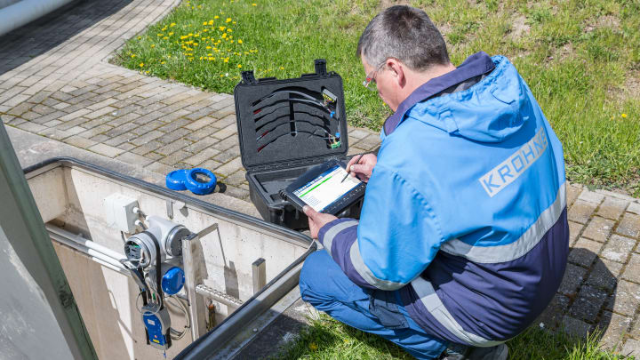 Service employee validating with opticheck Service employee validating with opticheck