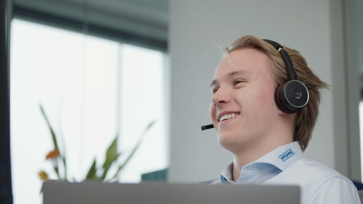 KROHNE Service employee with headset KROHNE Service employee with headset