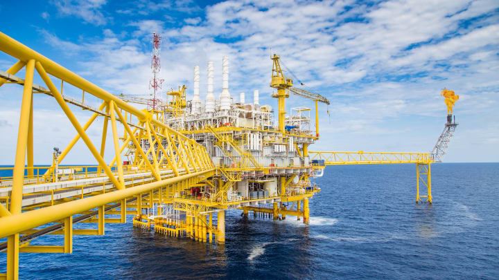 Oil and gas platform or Construction platform in the gulf or the sea, Production process for oil and gas industry