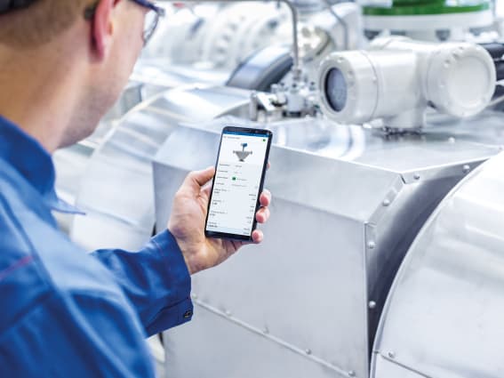 Technician using OPTICHECK app Technician using OPTICHECK app