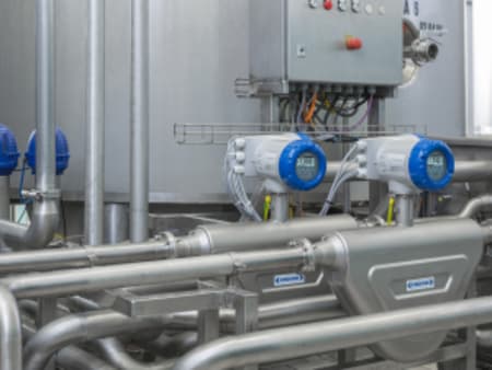 Flow measurement of raw milk with a high air content