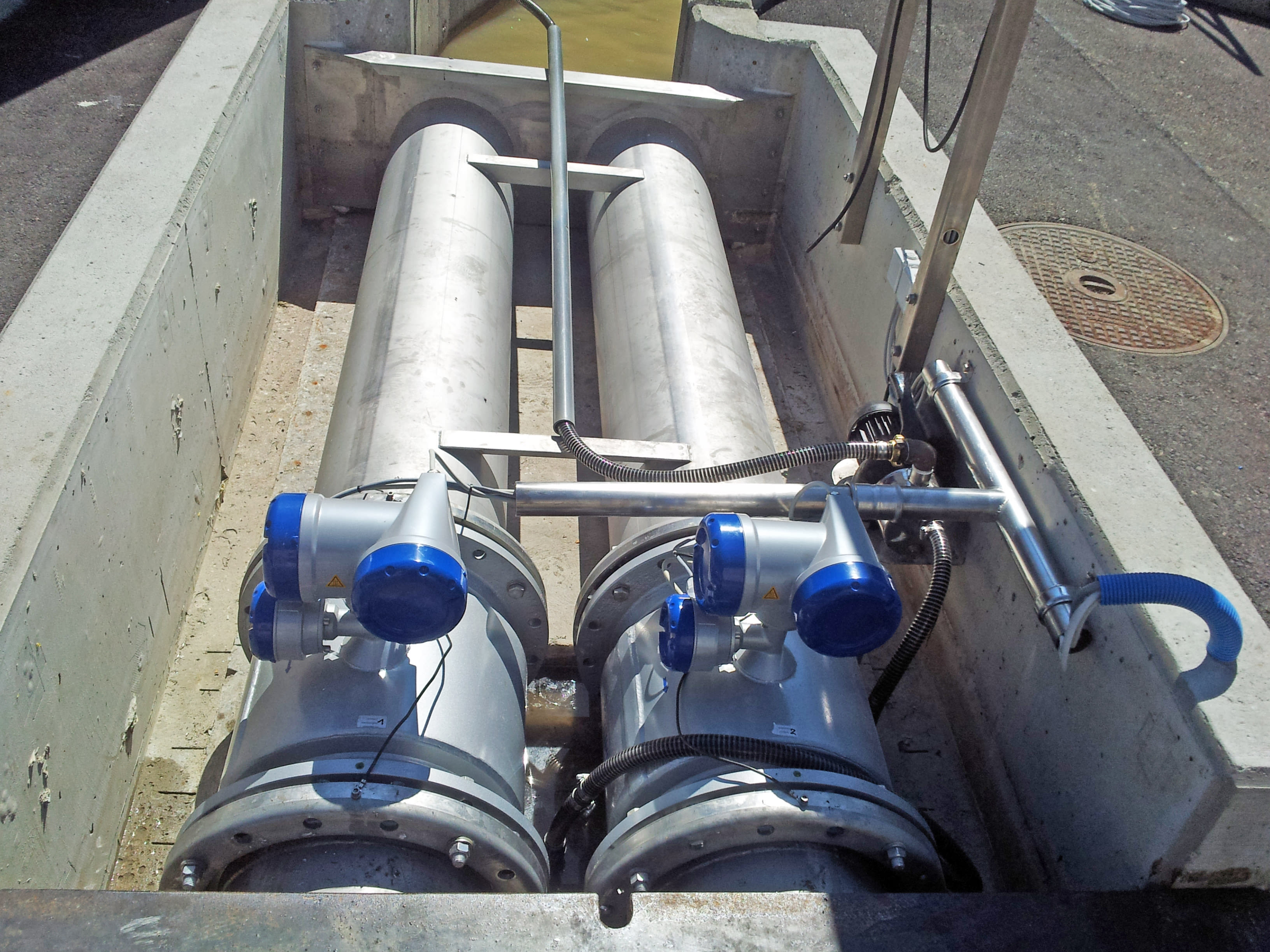 Inlet flow measurement in the open channel of a sewage treatment plant