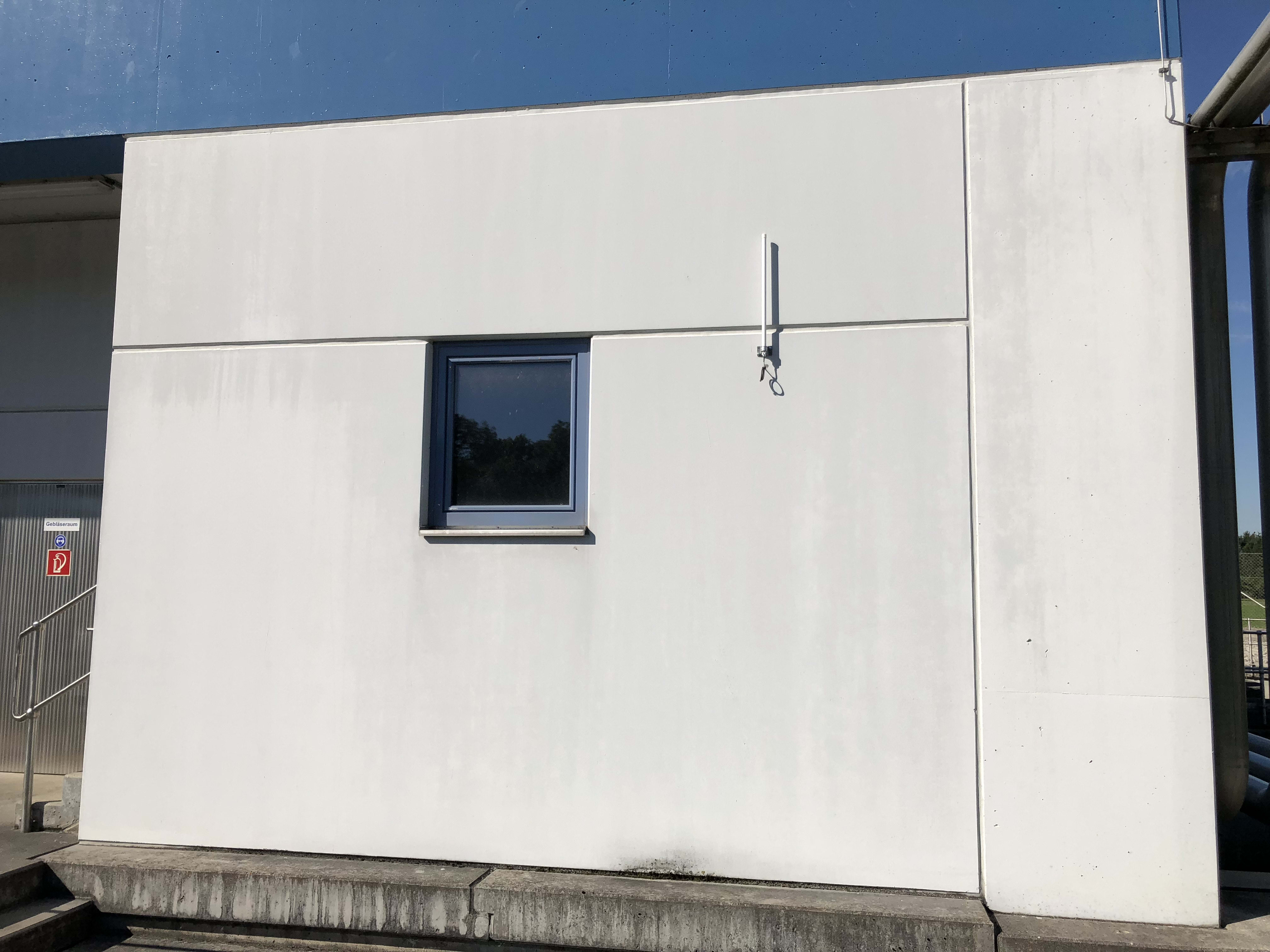 Antenne de l'unité de réception installée sur le bâtiment