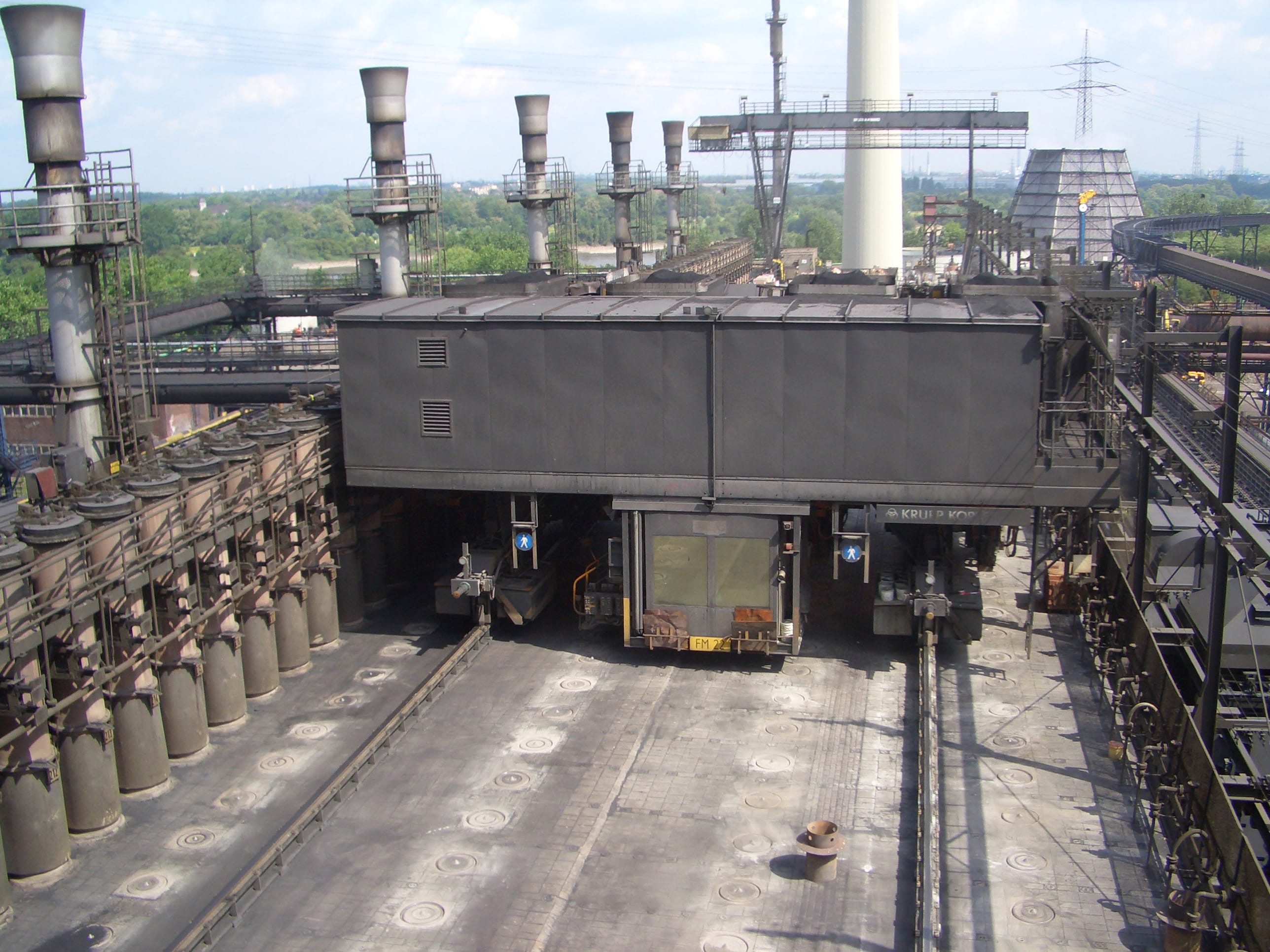 Automated filling of a collecting machine on a coke oven