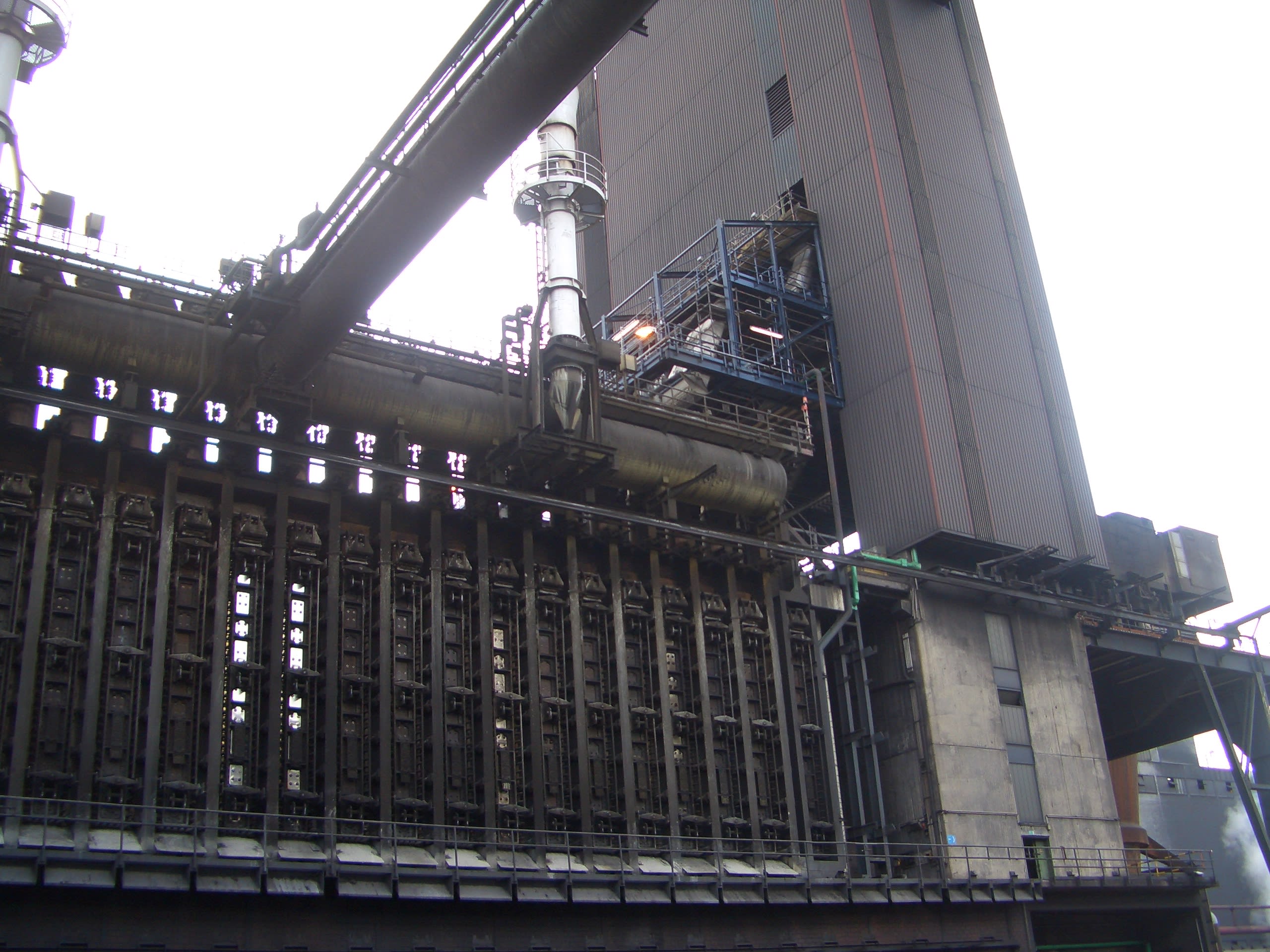 Coke oven battery with loading platform (top right)