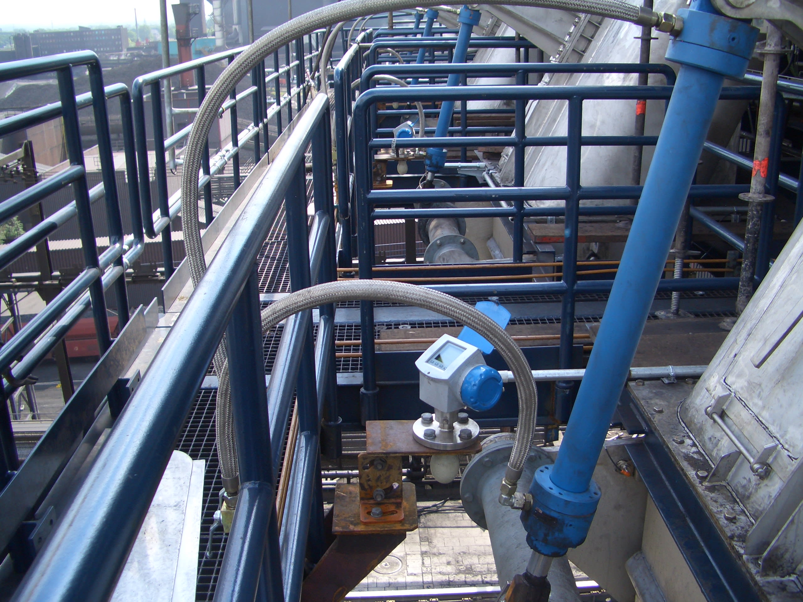 Four OPTIWAVE 6300 devices are installed next to the loading ramps