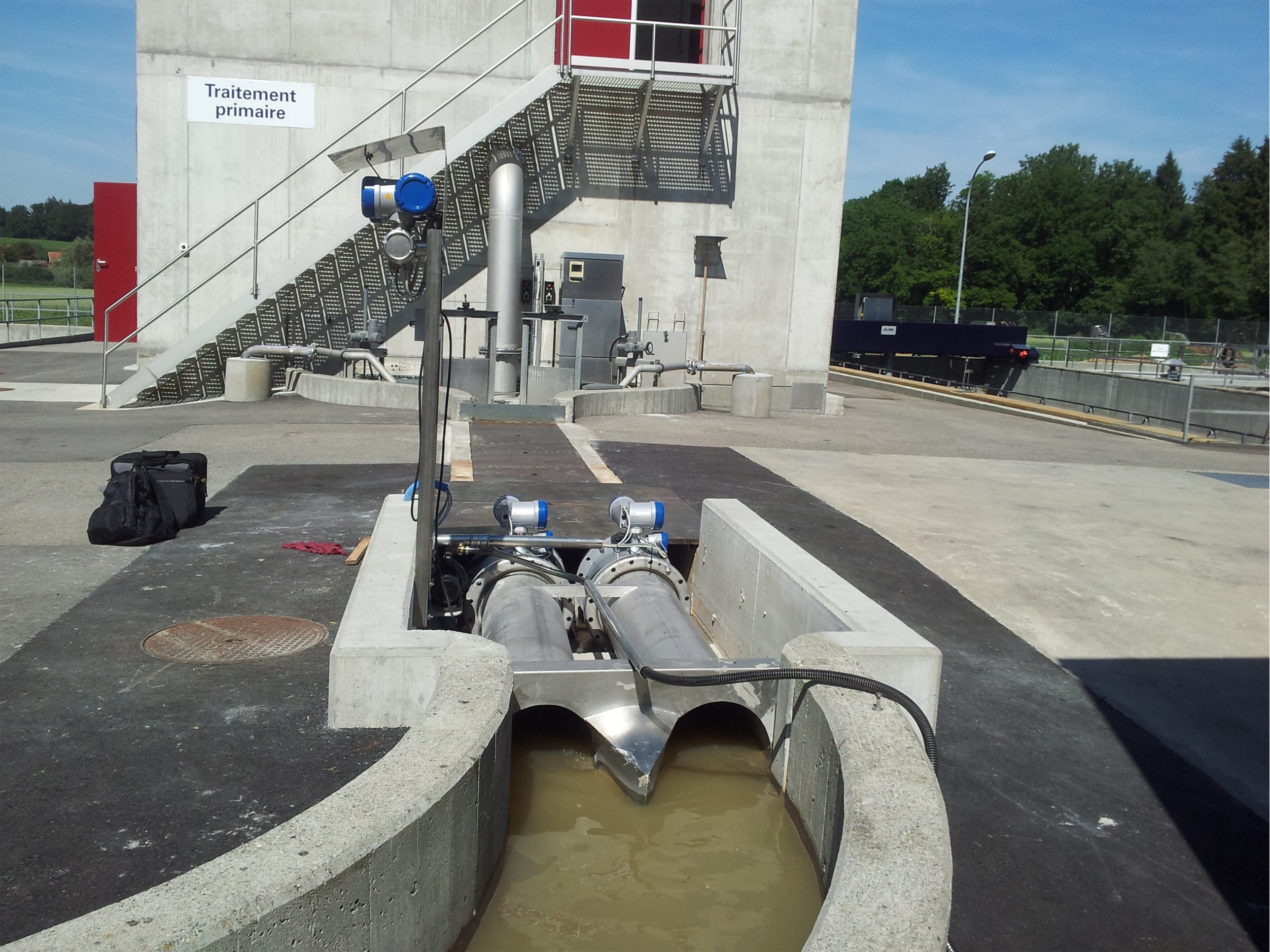 Inlet flow measurement in the open channel of a sewage treatment plant