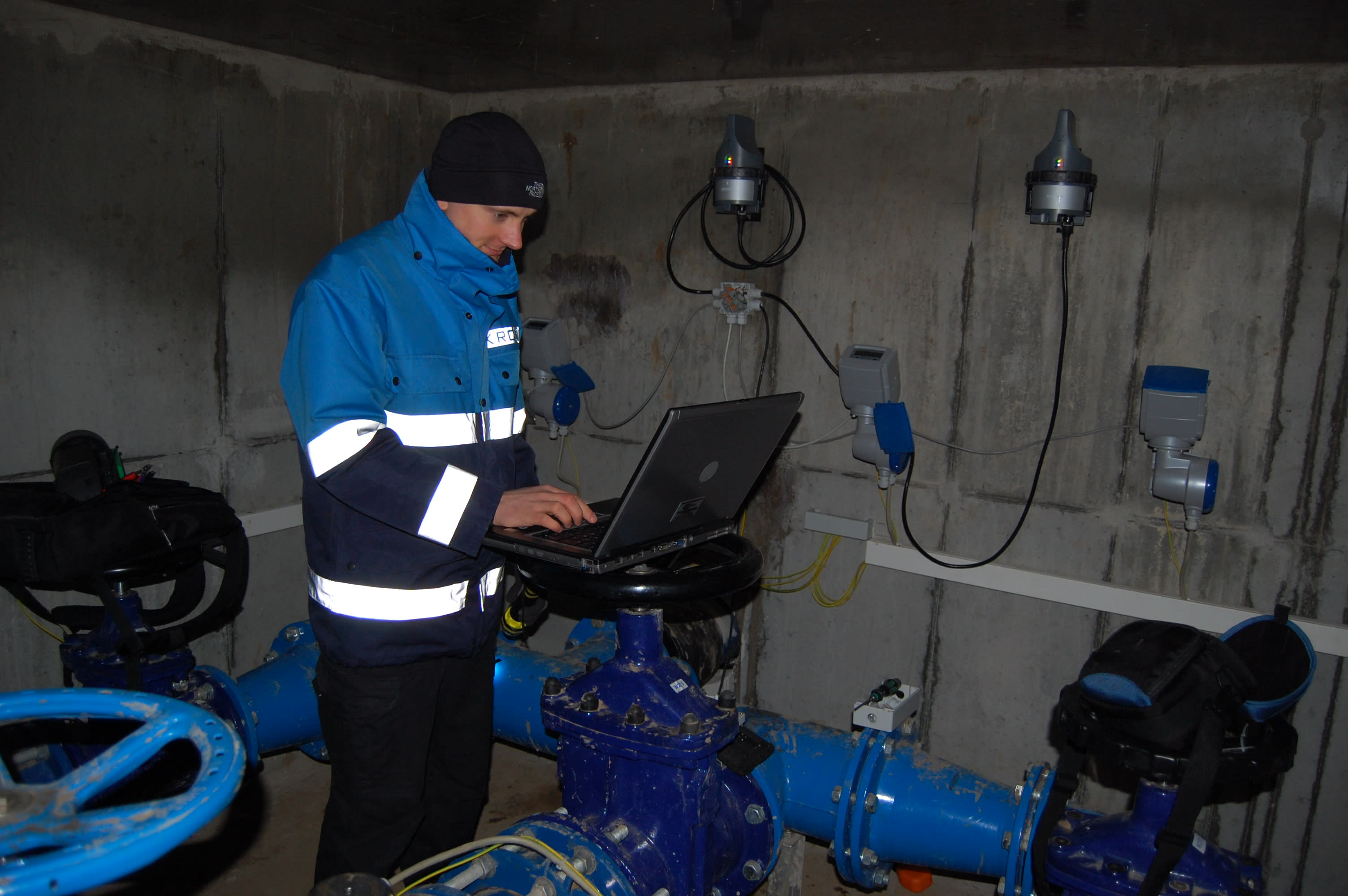 KROHNE technician configures KGA 42