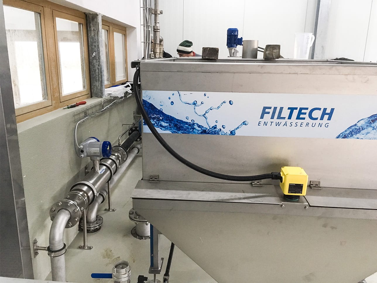 Measurement of flow and total solid content for a flocculant station