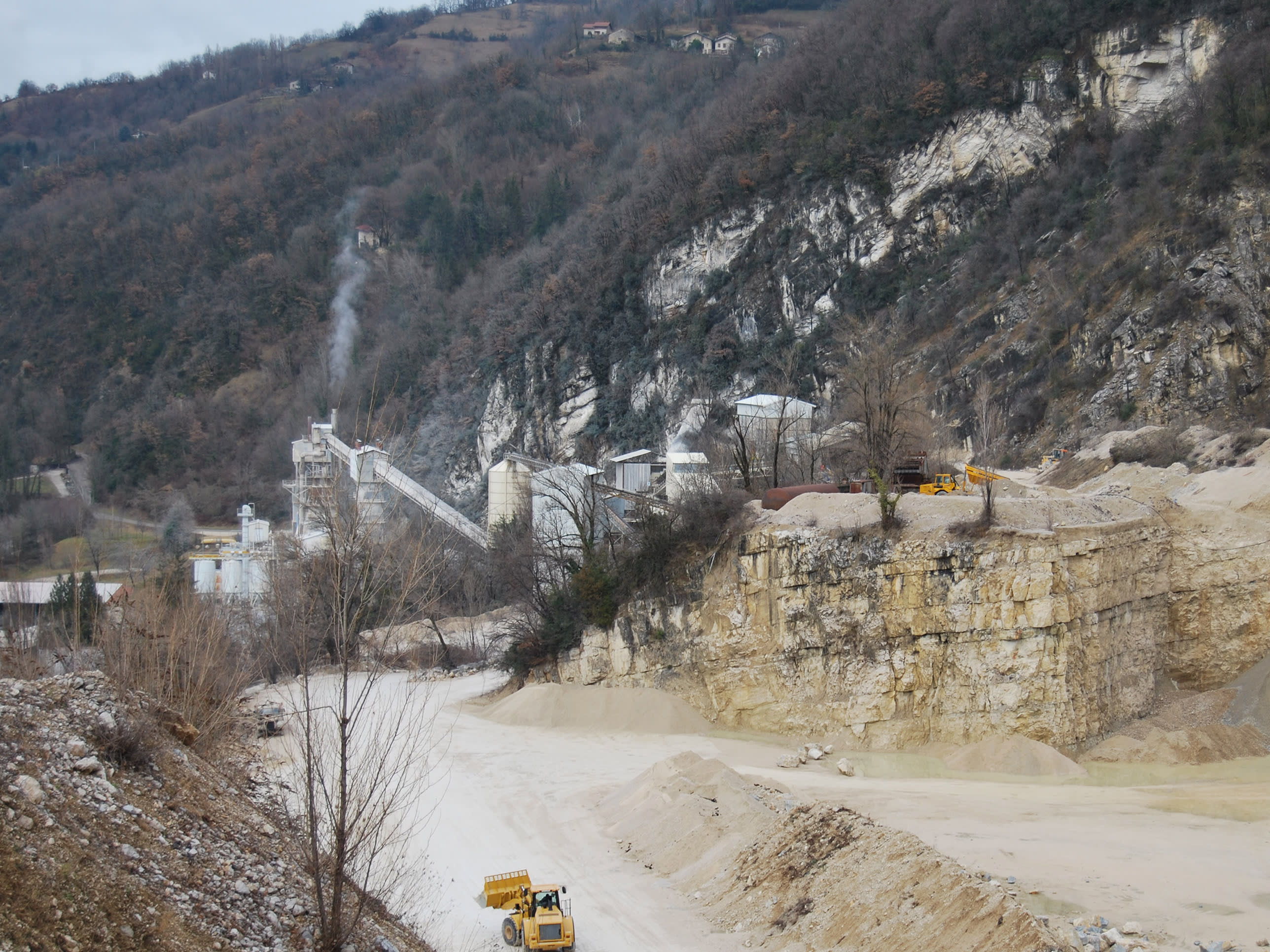 Measuring level in a limestone quarry on conveyors, rock crushers and silos