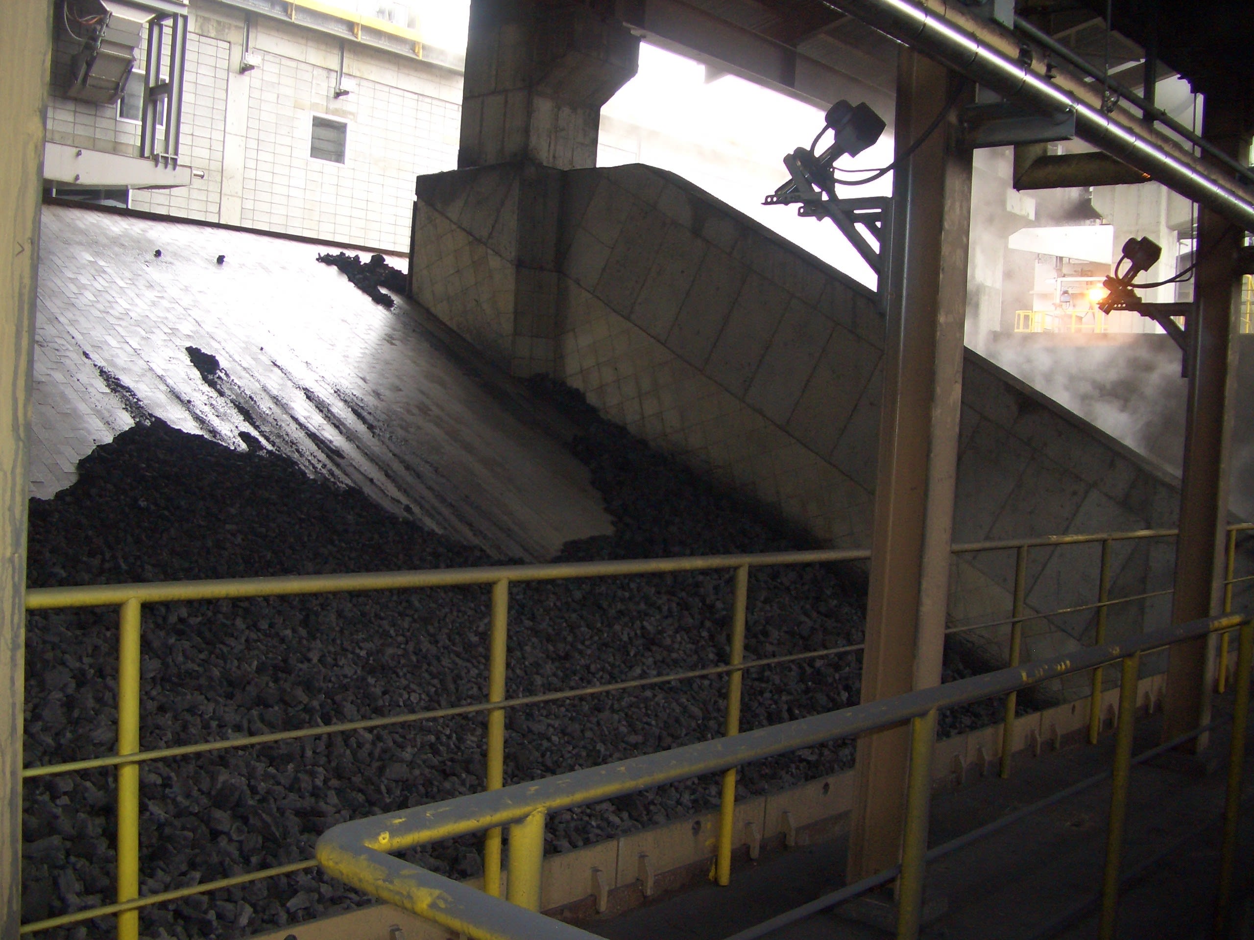 Monitoring of coke storage bin