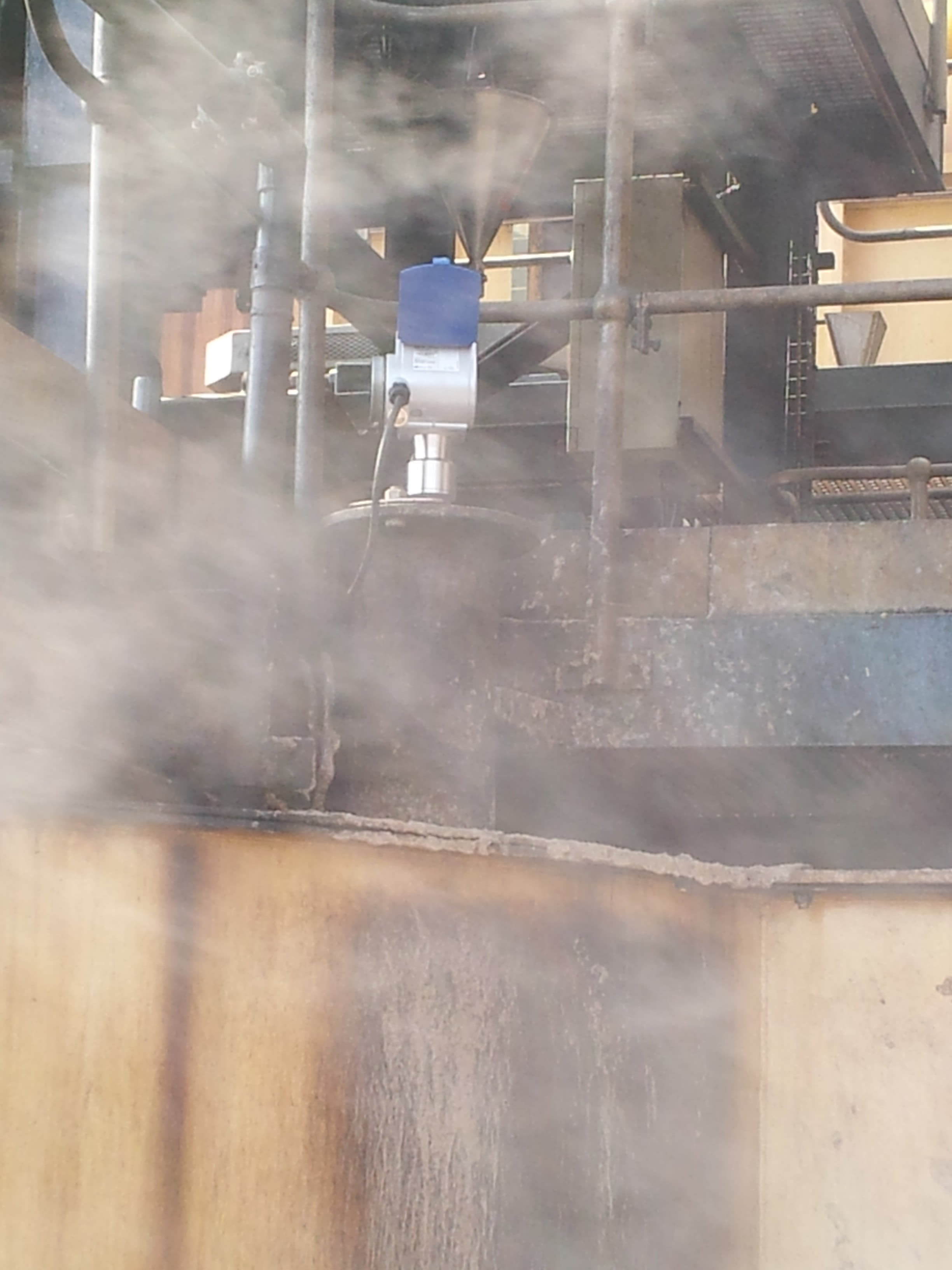 OPTIFLEX 1300 on sugar juice tank in steamy atmosphere