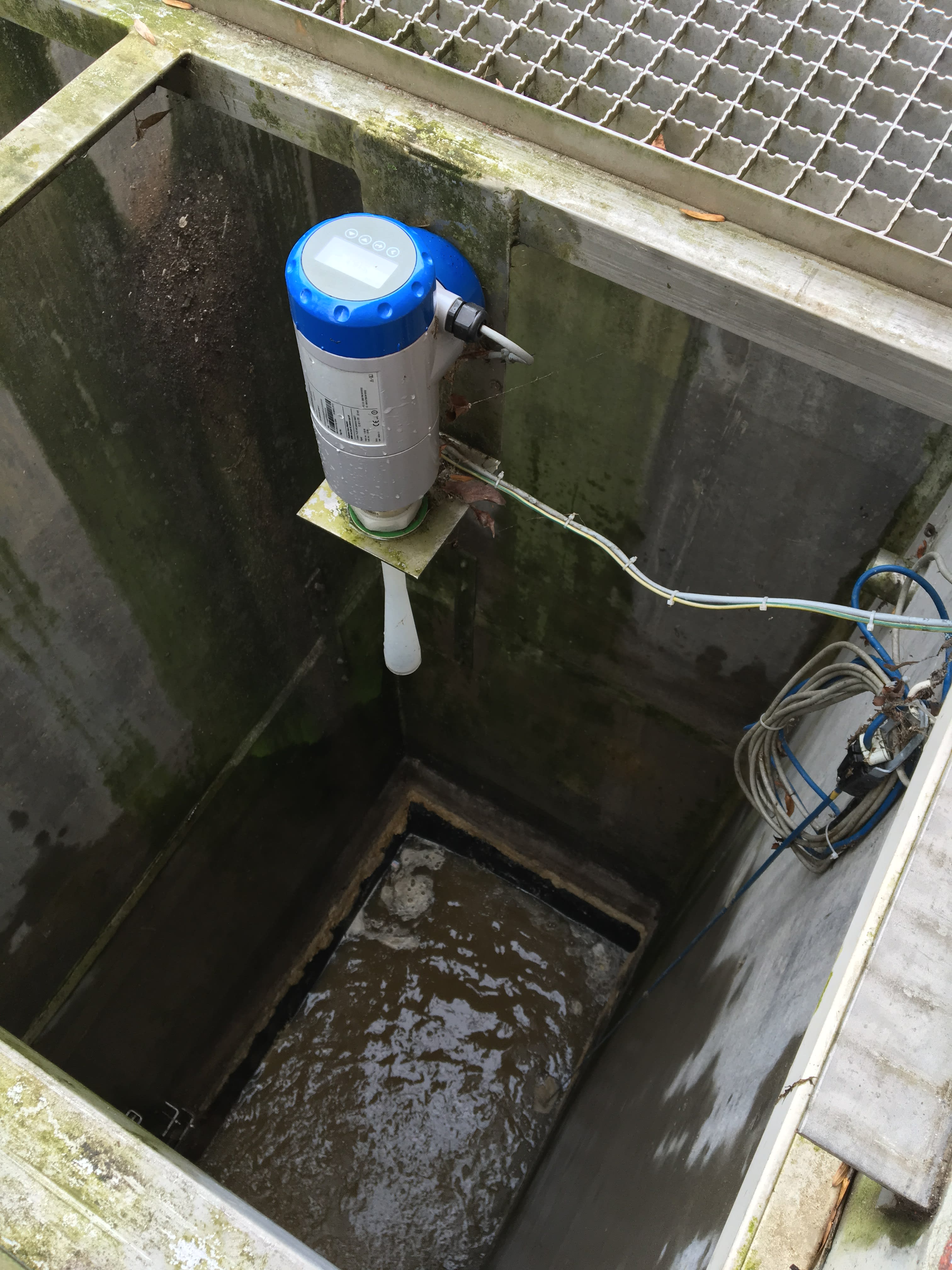 OPTIWAVE 5200 C above the wastewater container