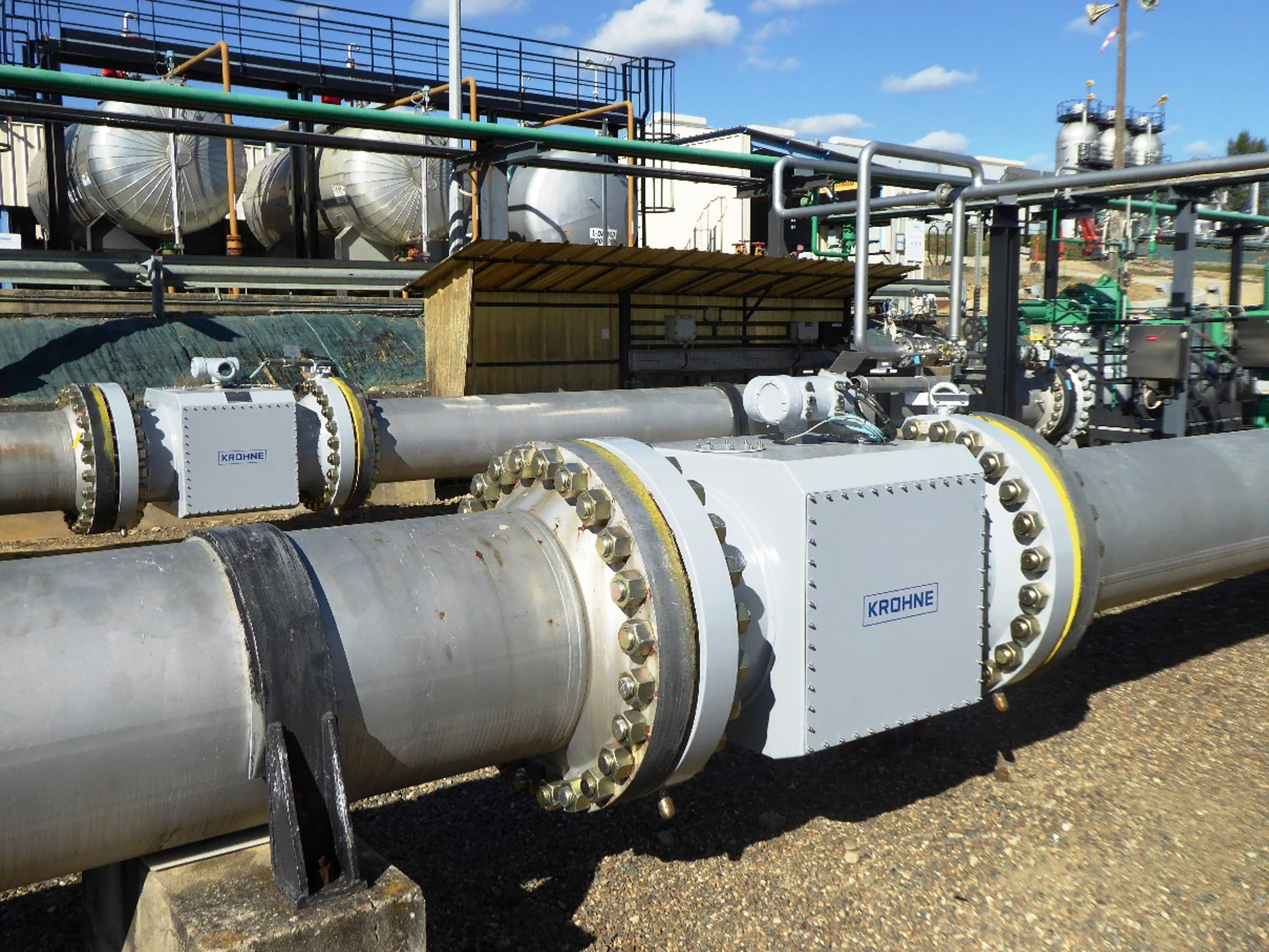 Ultrasonic flow measurement for the internal monitoring of natural gas quantities