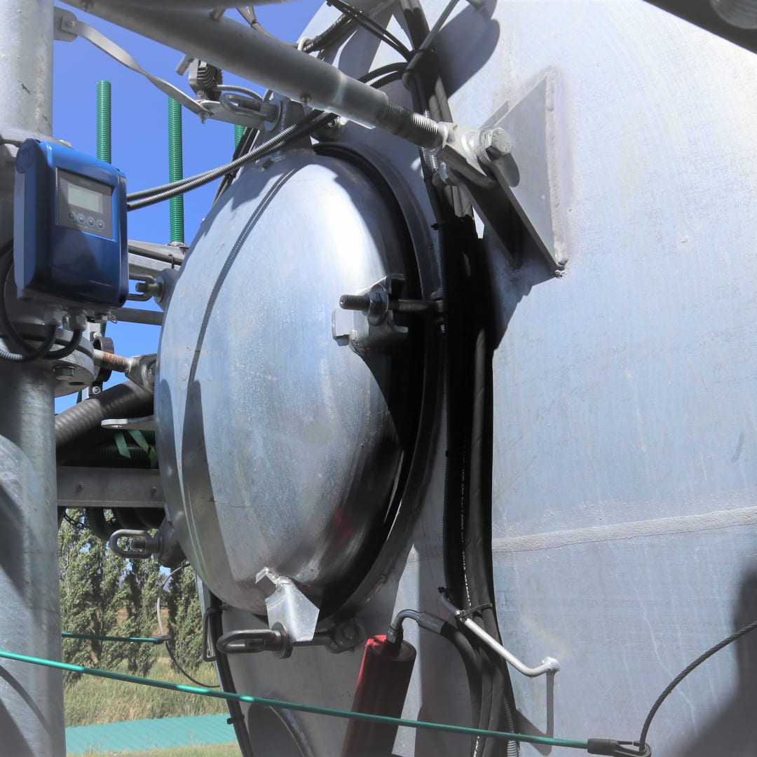 Flow and level measurement on a liquid manure spreader