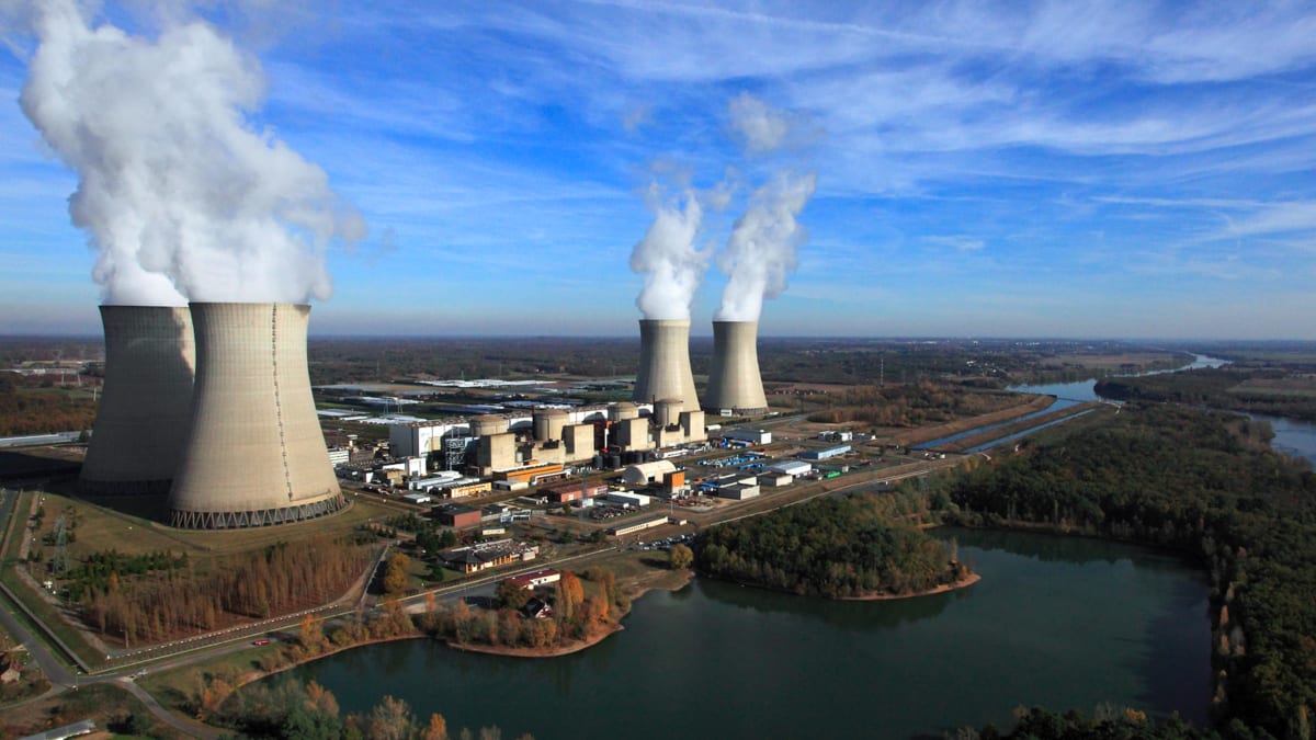 Тэс дымит. Завод тэц 4 балаково. Загрязнение воздуха электростанциями. Аэс выбросы в атмосферу. Тэс и атмосфера.