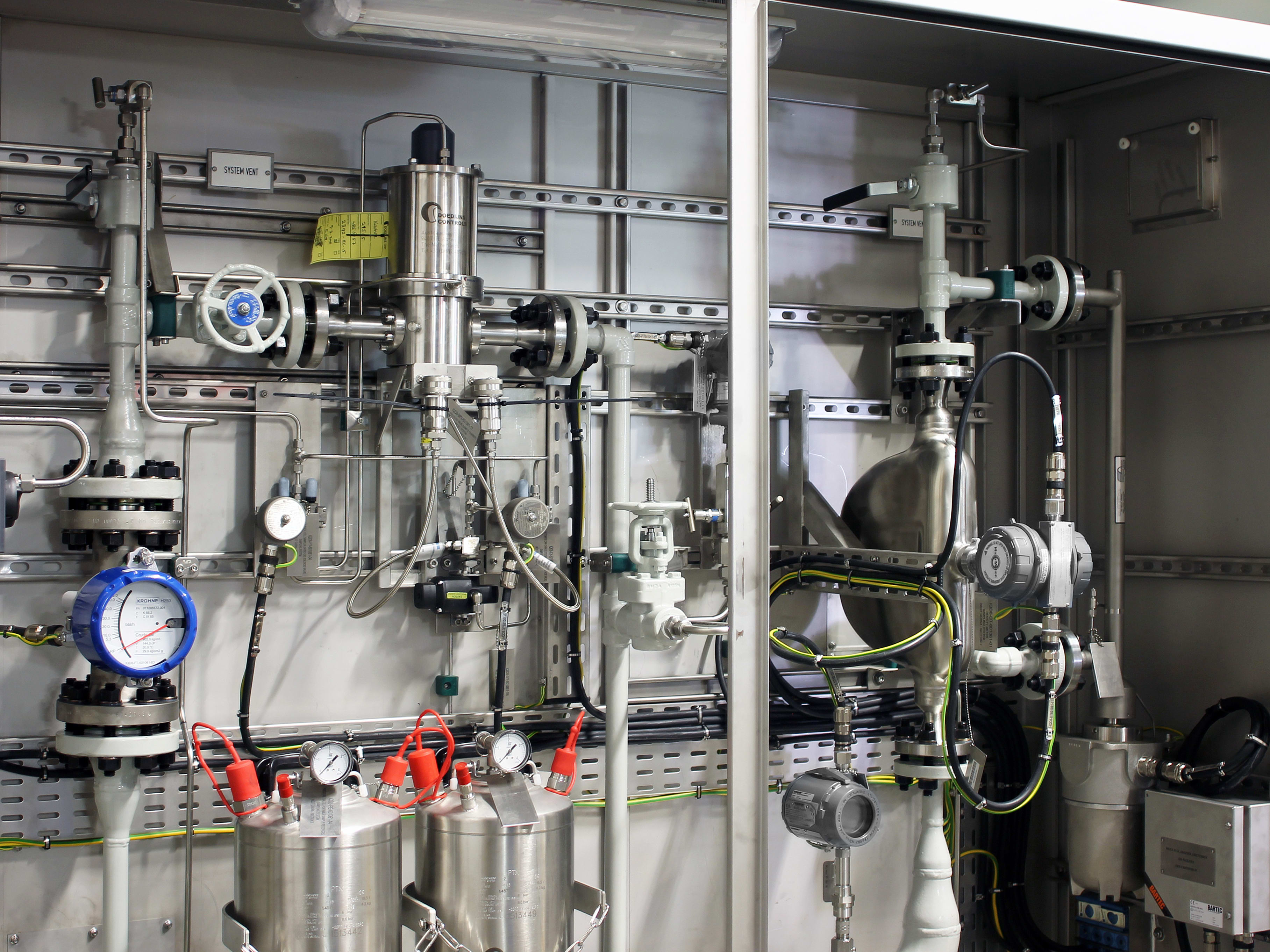 Sampling and analyser systems KROHNE designed analyser and sampling system