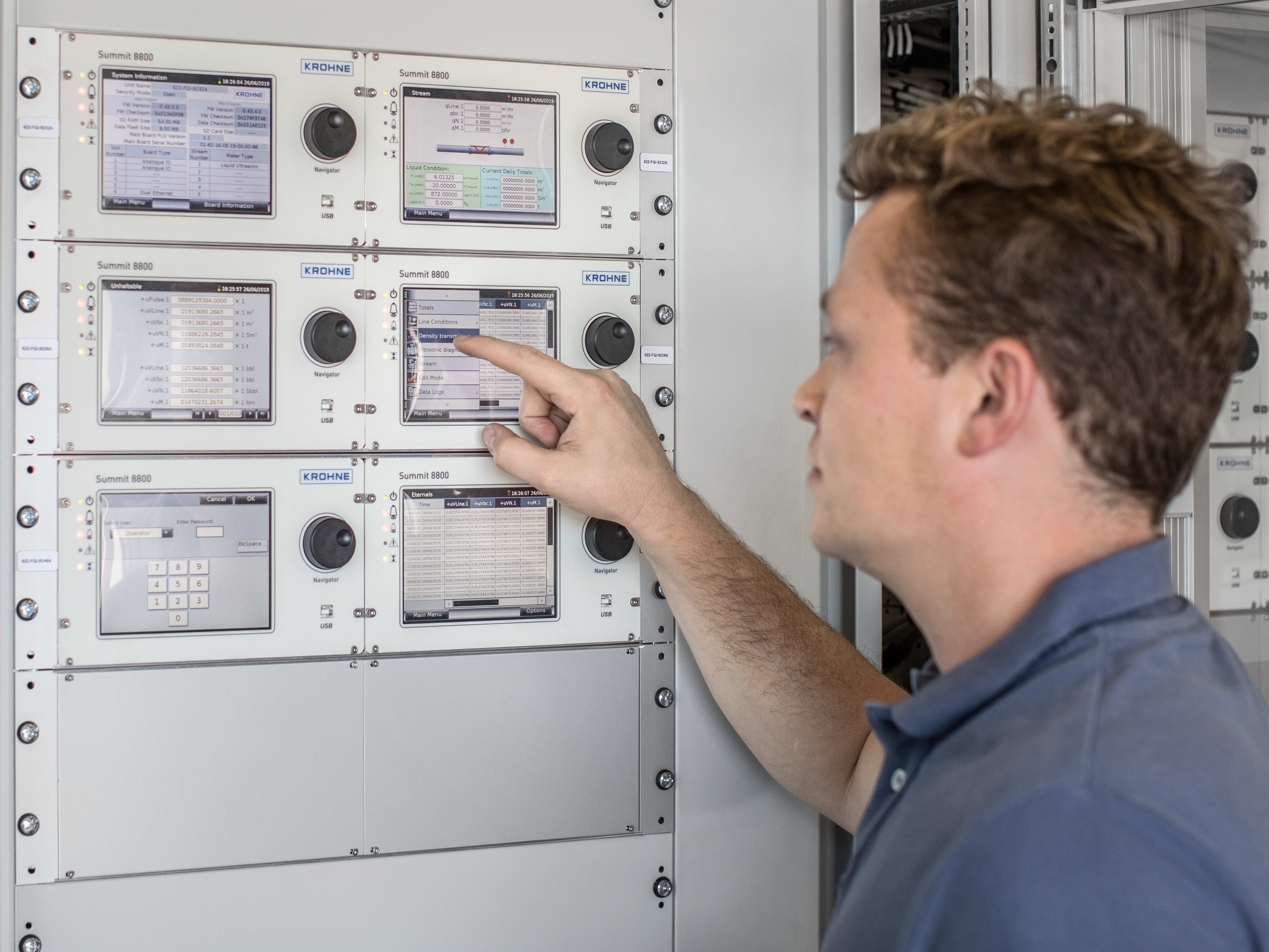 Sistemas de control de medida Customer configures the SUMMIT 8800 flow computer installed inside a cabinet