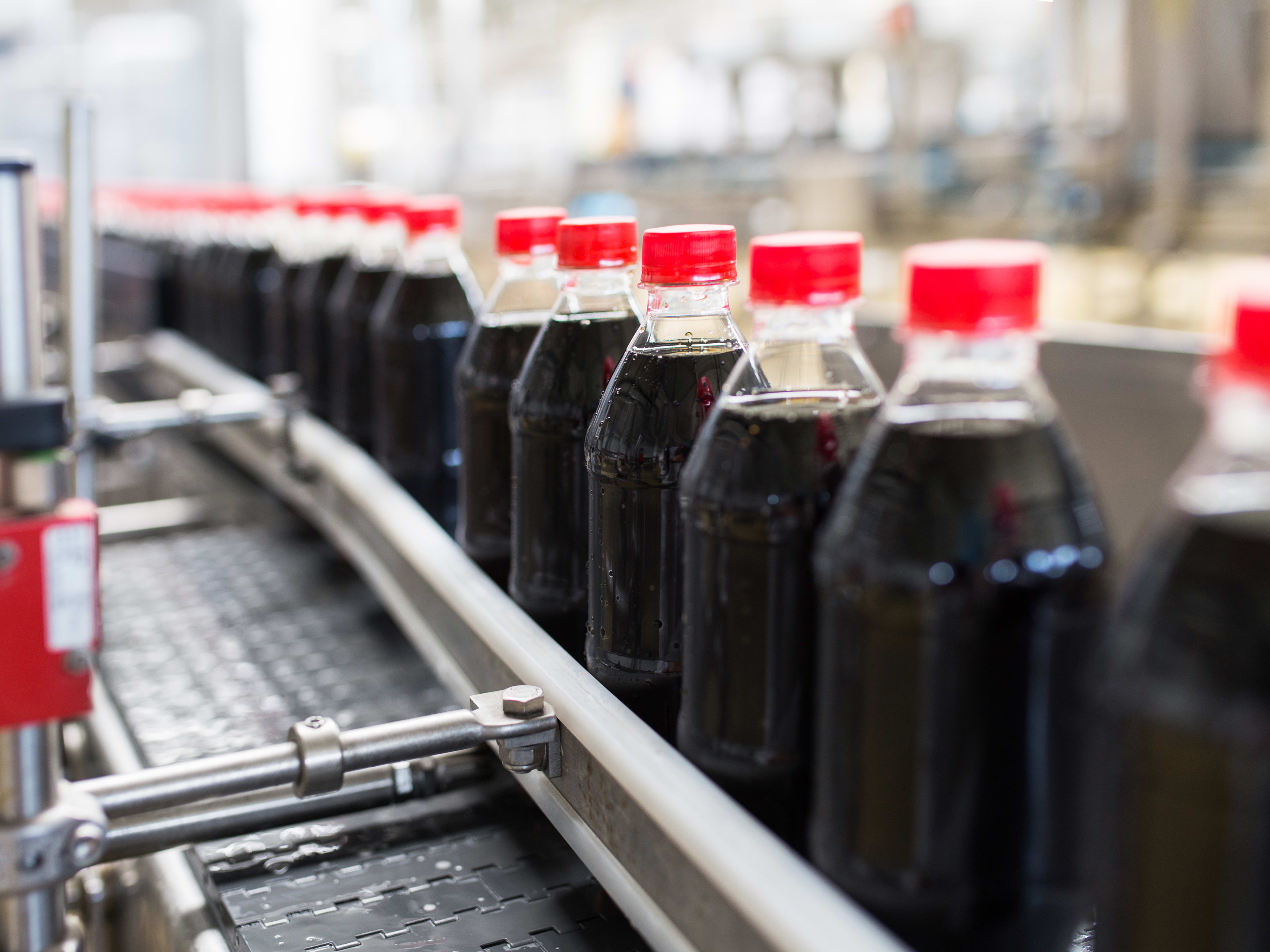 Soft drinks & mineral water production in the food & beverage industry Bottling factory soft drink bottling line for processing and bottling