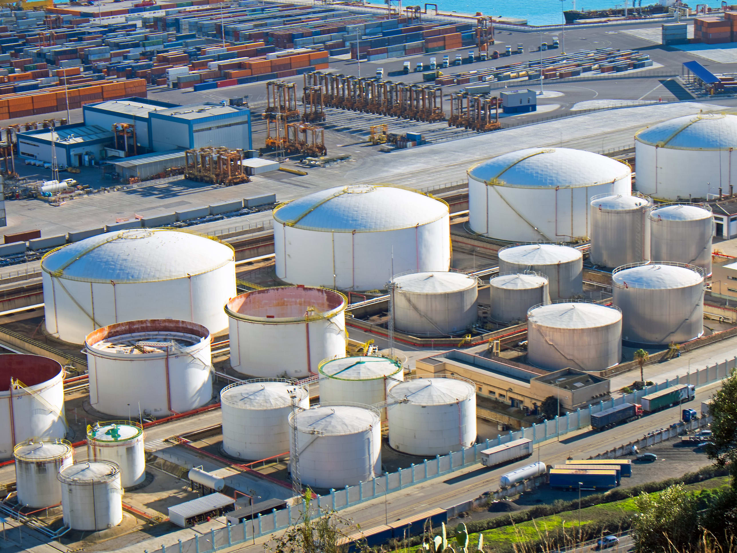 Хранение и транспортировка в нефтегазовой промышленности Oil and gas storage tanks in a harbour site