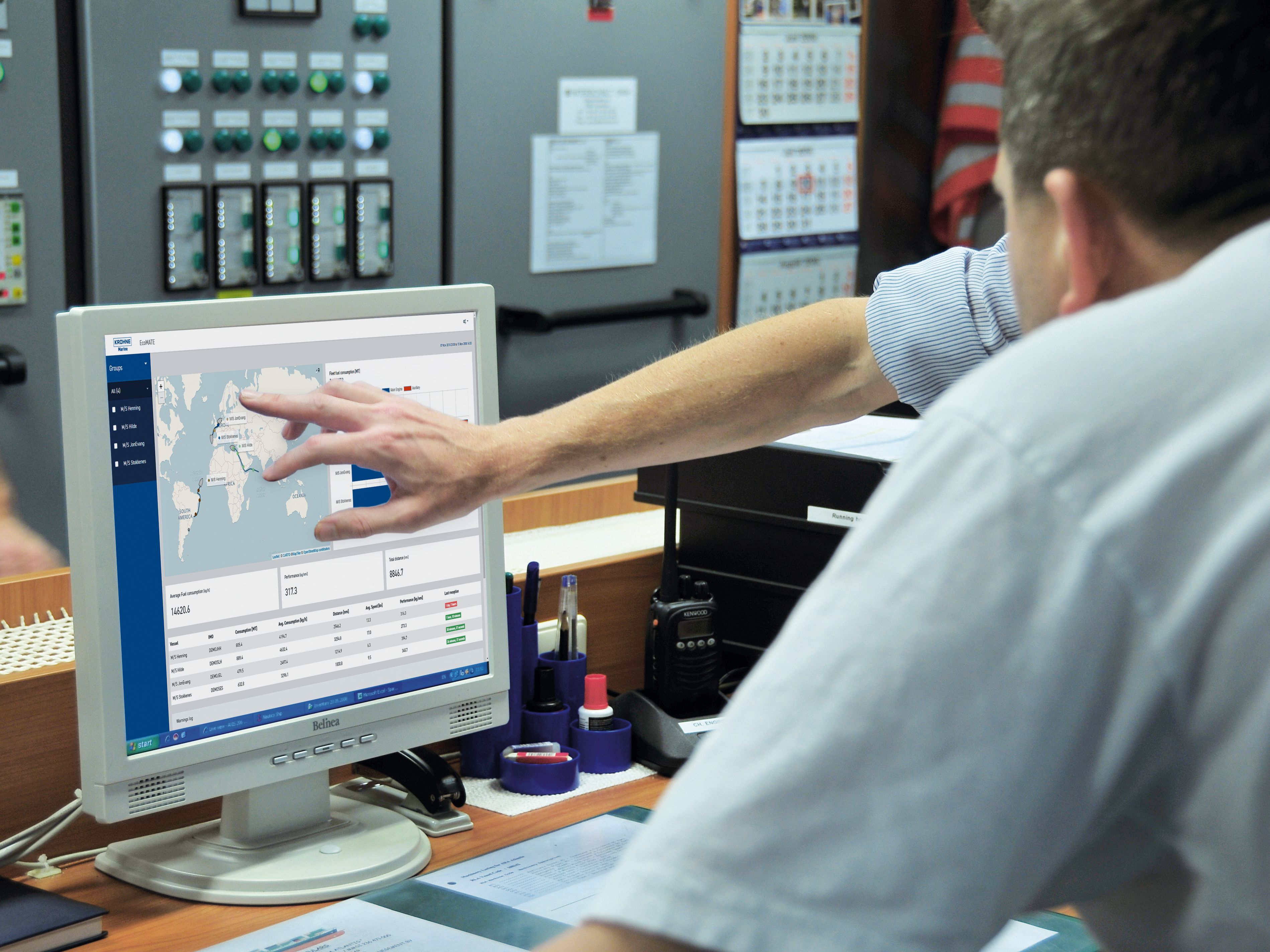 Monitoring solutions Two technician discussing in front of a EcoMATE screen inside in a control room