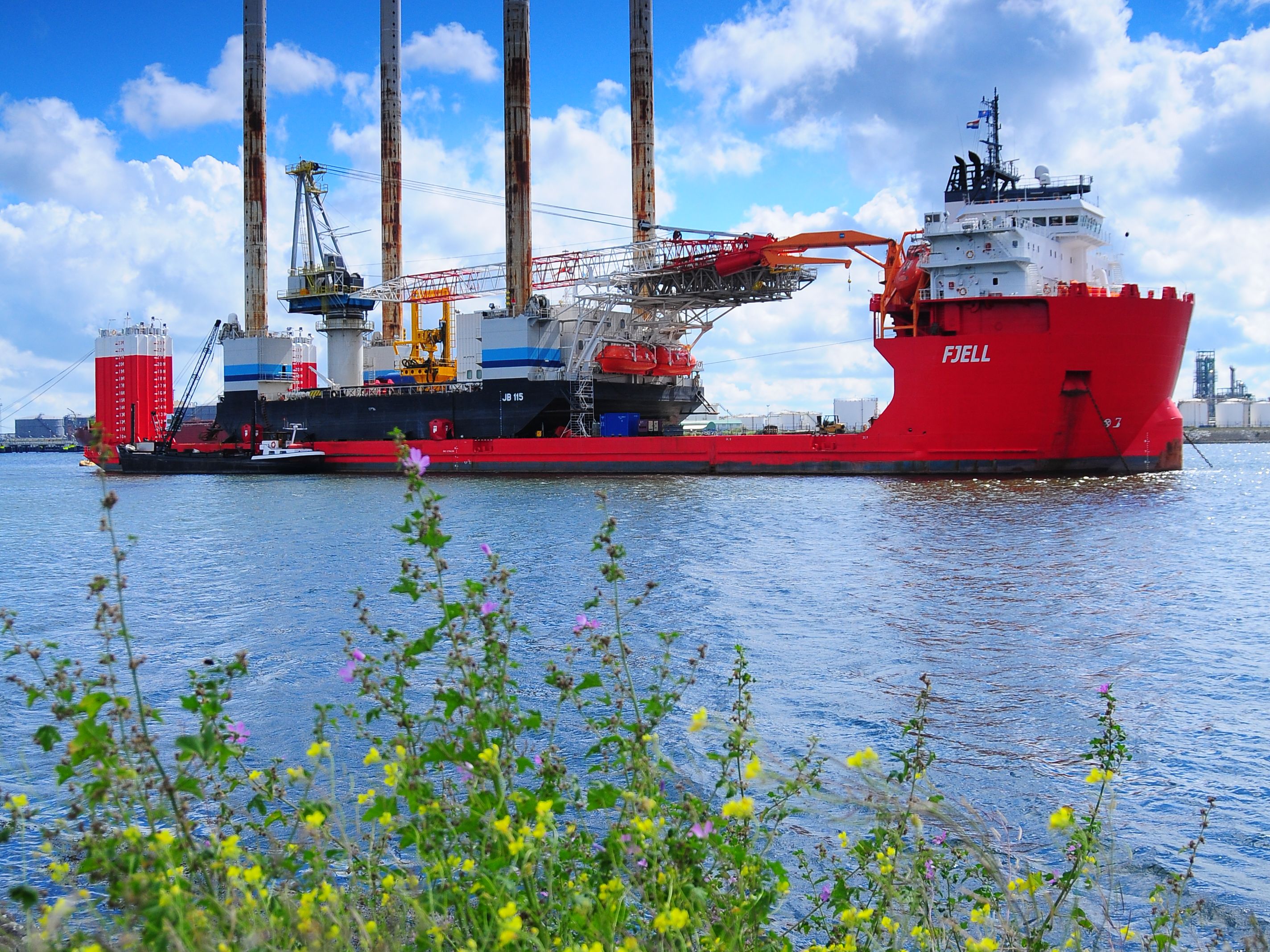 Heavy lifters in the marine industry Red heavy lifter