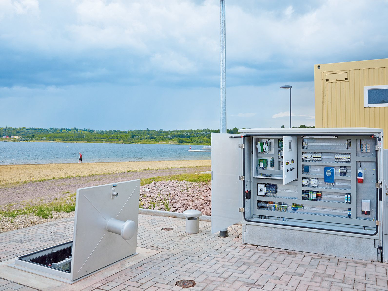 Soluciones de medida a distancia e inalámbricas Wireless and remote metering solution next to a lake